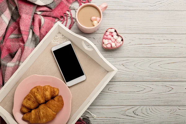 Örgü yastıklar ve ekose, smartphone, kruvasan ve kahve hakkında yorum yapma 