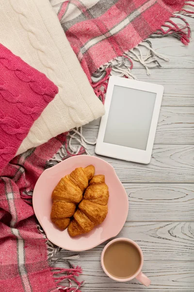 Örgü yastıklar ve ekose, ebook, kruvasan ve kahve bir lig tarihinde