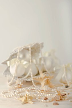 Noel ve yeni yıl. Noel ağacı beyaz bir deniz st oyuncaklar