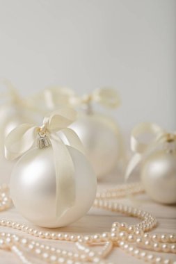 Noel ve yeni yıl. Noel ağacı Beyaz kurdele ile oyuncaklar. 