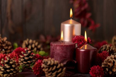 Koyu kırmızı ve pembe renk koyu arka plan zekâ üzerinde üç mum