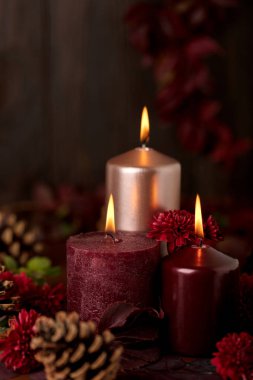 Koyu kırmızı ve pembe renk koyu arka plan zekâ üzerinde üç mum
