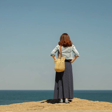 Waterfront mavi uzun siyah etekli genç kadın