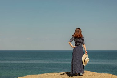 Waterfront mavi uzun siyah etekli genç kadın