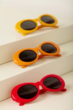 Kırmızı, turuncu ve sarı renk üzerine beyaz bir adam güneş gözlüğü