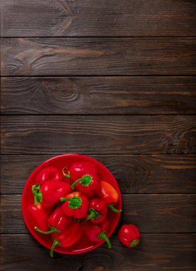 Koyu ahşap arka plan üzerinde Bulgar tatlı kırmızı biber. 
