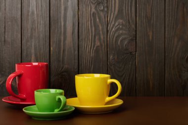 Farklı boyut ve renk seramik bardak kahve ve çay - yeniden