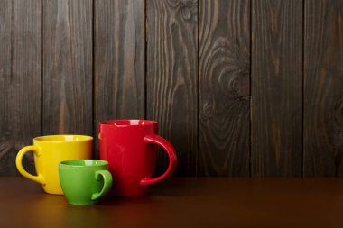 Farklı boyut ve renk seramik bardak kahve ve çay - yeniden