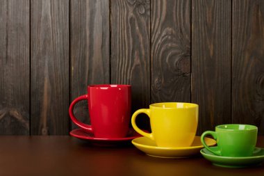 Farklı boyut ve renk seramik bardak kahve ve çay - yeniden