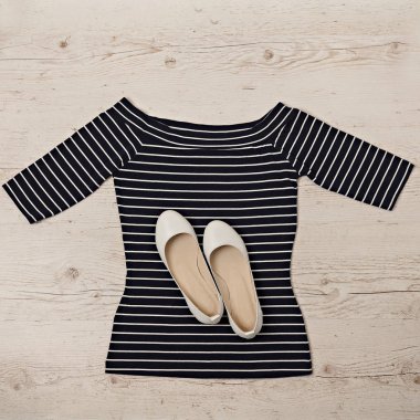 Kadın üst beyaz ve Deniz Kuvvetleri bir şerit. 