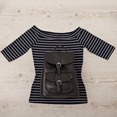 Kadın üst beyaz ve Deniz Kuvvetleri bir şerit. 