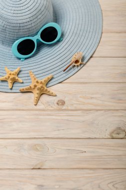 Plaj yaz konsepti. Mavi Bayan şapka ve güneş gözlüğü üzerinde bir ışık 