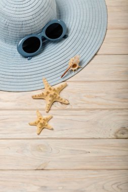 Plaj yaz konsepti. Mavi Bayan şapka ve güneş gözlüğü üzerinde bir ışık 