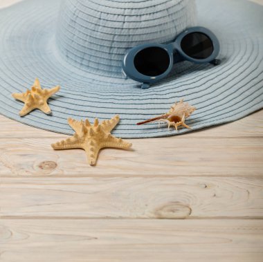 Plaj yaz konsepti. Mavi Bayan şapka ve güneş gözlüğü üzerinde bir ışık 