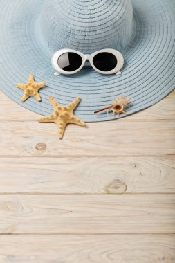 Plaj yaz konsepti. Mavi Bayan şapka ve güneş gözlüğü üzerinde bir ışık 