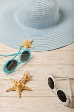 Plaj yaz konsepti. Mavi Bayan şapka ve güneş gözlüğü üzerinde bir ışık 