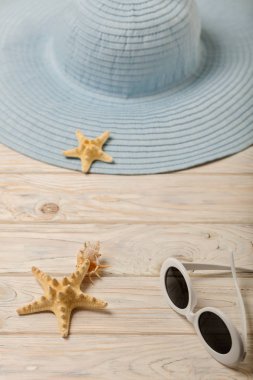 Plaj yaz konsepti. Mavi Bayan şapka ve güneş gözlüğü üzerinde bir ışık 