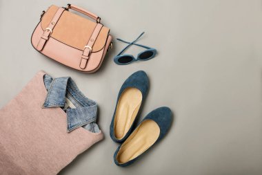 Düz bir casual kadın moda aksesuar - kot pantolon, pembe elbise, h yatıyordu