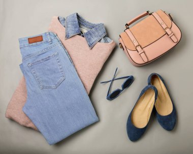 Düz bir casual kadın moda aksesuar - kot pantolon, pembe elbise, h yatıyordu