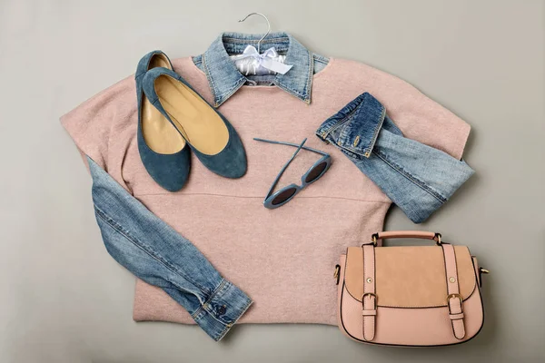 Düz bir casual kadın moda aksesuar - kot pantolon, pembe elbise, h yatıyordu