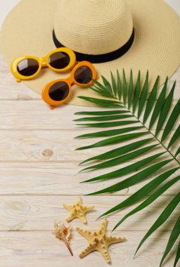 Plaj aksesuarları - güneş gözlüğü, şapka ve ayakkabılar turuncu ve sarı 