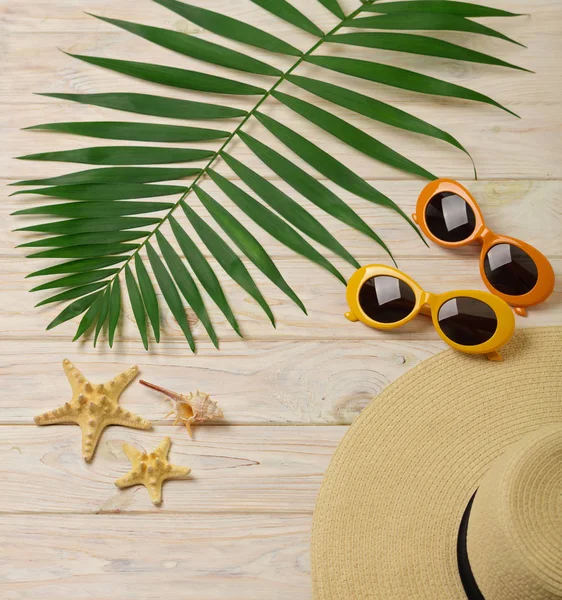 Plaj aksesuarları - güneş gözlüğü, şapka ve ayakkabılar turuncu ve sarı 