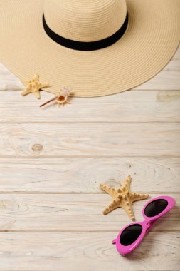 Plaj yaz konsepti. Kadın şapka ve ateşin üzerinde pembe güneş gözlüğü 