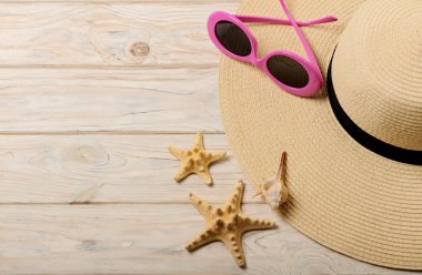 Plaj yaz konsepti. Kadın şapka ve ateşin üzerinde pembe güneş gözlüğü 