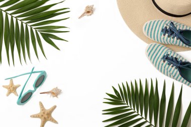 Plaj aksesuarları şapka, güneş gözlüğü, spor ayakkabı mavi renk w çizgili