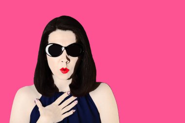 Fotoğraf pop sanat tarzı. Kadın mavi elbise ve siyah güneş