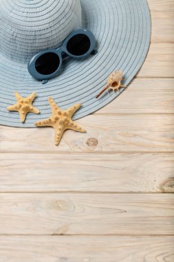 Plaj yaz konsepti. Mavi Bayan şapka ve güneş gözlüğü üzerinde bir ışık 