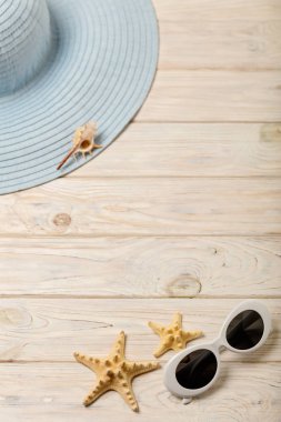 Plaj yaz konsepti. Mavi Bayan şapka ve güneş gözlüğü üzerinde bir ışık 