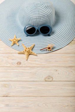 Plaj yaz konsepti. Mavi Bayan şapka ve güneş gözlüğü üzerinde bir ışık 