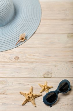 Plaj yaz konsepti. Mavi Bayan şapka ve güneş gözlüğü üzerinde bir ışık 