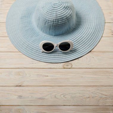 Plaj yaz konsepti. Mavi Bayan şapka ve güneş gözlüğü üzerinde bir ışık 