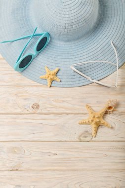 Plaj yaz konsepti. Mavi Bayan şapka ve güneş gözlüğü üzerinde bir ışık 