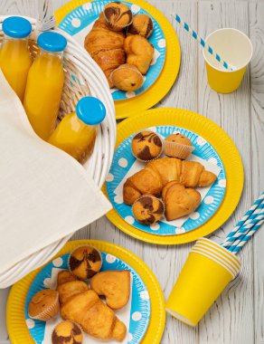 Yaz pikniği. Tatlı piknik - portakal suyu ve kek, croissan