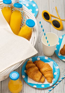 Yaz pikniği. Tatlı piknik - portakal suyu ve siz üzerinde ay çöreği