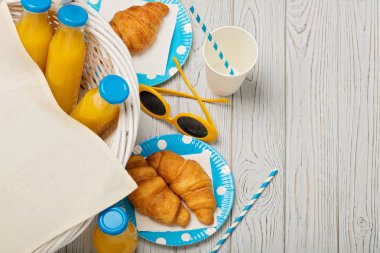 Yaz pikniği. Tatlı piknik - portakal suyu ve siz üzerinde ay çöreği