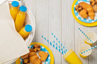 Yaz pikniği. Tatlı piknik - portakal suyu ve kek, croissan