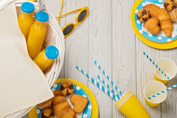 Yaz pikniği. Tatlı piknik - portakal suyu ve kek, croissan