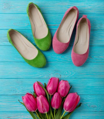 Kadın Ayakkabı ve ahşap arka plan üzerinde Pembe Lale buketi.