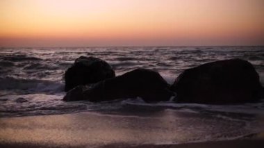 Güzel pembe günbatımı (gündoğumu) denizde martılar uçan tam sakin. Seçici odak.