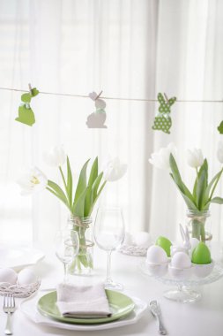 Dekor ve Tablo ayarı Beyaz Lale ile Paskalya tablosunun bir