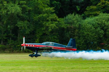 Dublör uçan uçak başlar