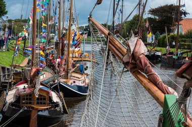Yelkenli gemi Carolinensiel liman içinde