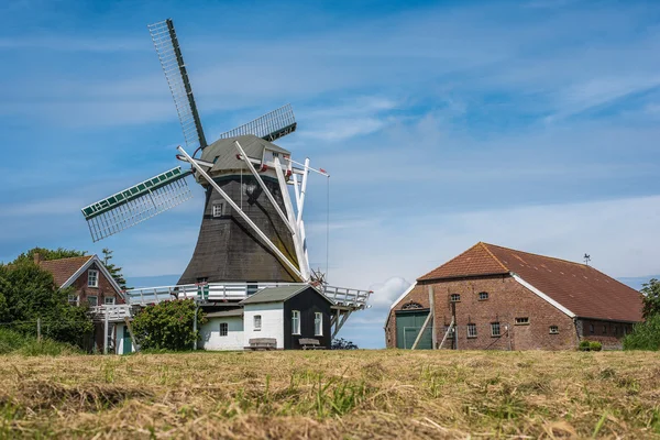 Ancien moulin à vent en Frise orientale — Photo