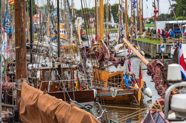 Yelkenli gemi Carolinensiel liman içinde