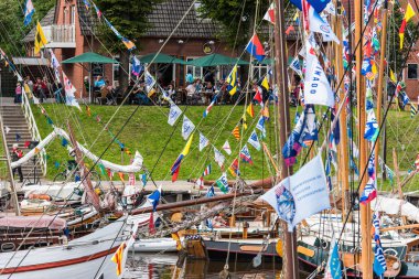 Yelkenli gemi bir gelgit Gate limanında