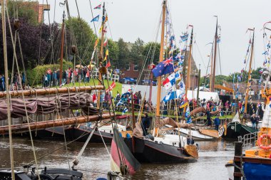 Yelkenli gemi bir gelgit Gate limanında